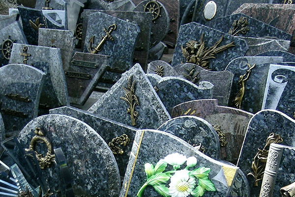 Nombreuses plaques funeraires